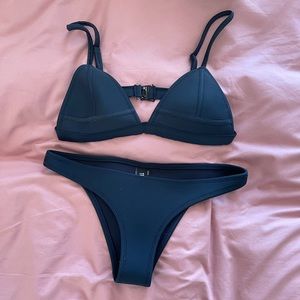 Triangl navy cheeky bikini